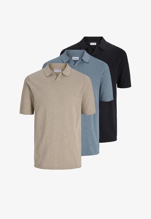 Drei kurzärmelige Poloshirts in Beige, Blau und Schwarz, überlappend angeordnet, mit kleinen Kragen und ohne sichtbare Knöpfe.
