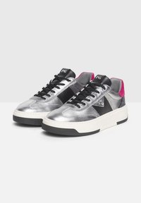 Sneakers metallici argento con accenti neri e rosa, texture liscia, punta rotonda, suola piatta bianca e lacci neri. Il design include motivi geometrici.