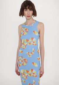 Robe sans manches ajustée en tissu bleu clair, présentant un motif ludique de formes géométriques orange, jaune et grises sur l'ensemble.