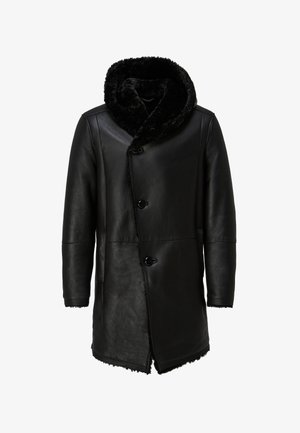 Fekete bőrkabát széles, bolyhos gallérral. Három gombbal és egyenes szabással. Texturált felület, nyers szegéllyel és zsebek nélkül.