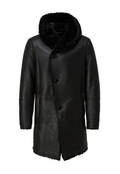 Schwarzer Ledermantel mit einem breiten, flauschigen Kragen. Verfügt über drei Knöpfe und einen geraden Schnitt. Strukturierte Oberfläche, mit rohem Saum und ohne Taschen.