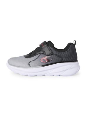 Grauer und schwarzer Sportschuh mit weißer dicker Sohle, Klettverschluss, Schnürsenkeln und rotem Logo an der Seite, von der Außenseite gesehen.