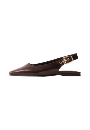 Donkerbruine leren platte slingback schoen met een puntschoen en een gouden gesp op het enkelbandje, zijaanzicht.
