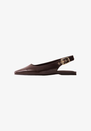 Zapato plano slingback de cuero marrón oscuro con puntera puntiaguda y hebilla dorada en la correa del tobillo, visto de lado.