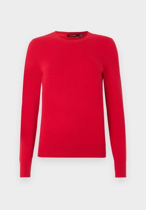 Červený svetr s dlouhým rukávem a kulatým výstřihem, s žebrovanými manžetami a lemem, zobrazený na jednoduchém světle šedém pozadí.