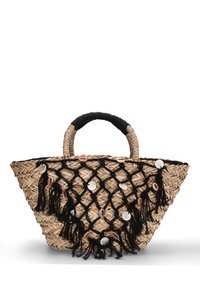 Bolso de paja trenzada con una forma amplia y abierta. Presenta borlas negras y conchas, y un asa envuelta en tela negra. Color natural con contrastes de textura.