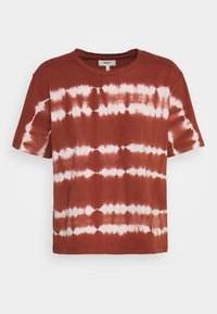 T-shirt en coton arborant un motif tie-dye en rouille et blanc, avec des manches courtes, un col rond et une coupe décontractée.