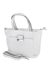 Sac tote blanc en tissu texturé, avec des poignées doubles, une bandoulière amovible et un fermoir en métal accentuant la poche avant.