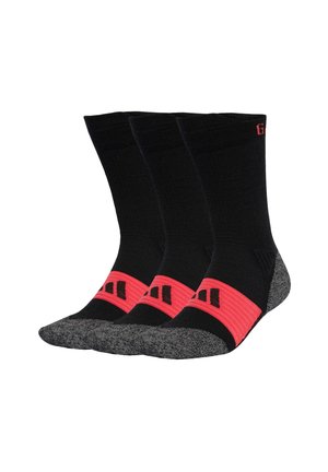 Drei schwarze Sneakersocken mit grauen Zehen- und Fersenbereichen und einem roten Band mit schwarzen Streifen im Bereich des Ristbogens.