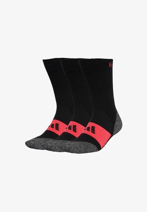 Drei schwarze Sneakersocken mit grauen Zehen- und Fersenbereichen und einem roten Band mit schwarzen Streifen im Bereich des Ristbogens.