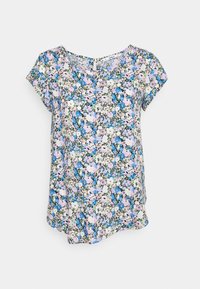 Blusa floreale a maniche corte in tessuto leggero, caratterizzata da una palette di colori pastello con fiori blu, rosa e verdi su uno sfondo crema.
