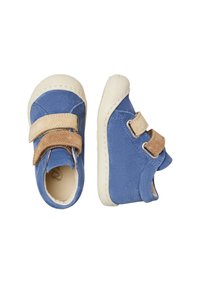 Pár modrých bot pro batolata s béžovými gumovými podrážkami a dvěma hnědými a béžovými suchými zipy, zobrazené z vrchu a ze strany.