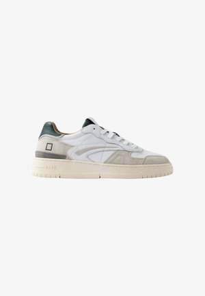 Witte en lichtgrijze low-top sneakers met groene hielaccent, vetersluiting, suede en leren panelen, en beige rubberen zool.