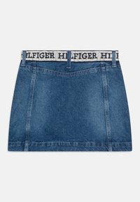 Falda vaquera con lavado azul, cintura con la marca "HILFIGER" y líneas limpias con corte recto.