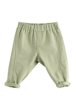Jasnozielone spodnie dla małego dziecka z elastycznym pasem, podwiniętymi mankietami i bocznymi kieszeniami, wykonane z miękkiego materiału.