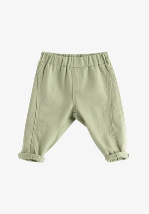 Jasnozielone spodnie dla małego dziecka z elastycznym pasem, podwiniętymi mankietami i bocznymi kieszeniami, wykonane z miękkiego materiału.