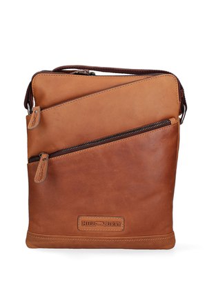 Bruine leren schoudertas met meerdere ritscompartimenten, met een gladde textuur, hoekig ontwerp en een merkaccent aan de voorkant.