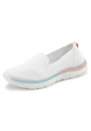 Weißer Slip-On Mesh Sneaker mit hellblauen und pinken Sohlenakzenten und flexibler weißer Gummiaußensohle auf weißem Hintergrund.