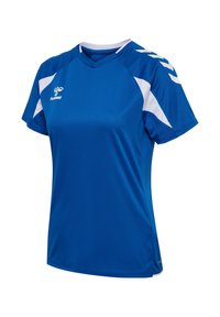 Maillot de sport bleu à manches courtes avec des rayures blanches sur les épaules et le logo Hummel sur la poitrine gauche, avec un col en V.