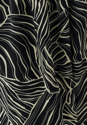 Tela negra con líneas beige audaces y en espiral formando un patrón abstracto. La textura parece suave, con pliegues que caen creando profundidad.