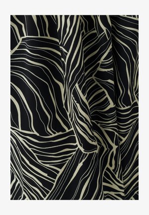 Černá látka s výraznými béžovými točitými liniemi v abstraktním vzoru. Textura působí hladce, s volně padajícími záhyby vytvářejícími hloubku.