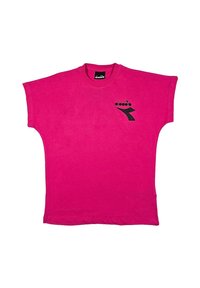 T-shirt oversize rosa brillante in cotone. Presenta un logo nero sul lato sinistro anteriore. Maniche corte e scollo rotondo.