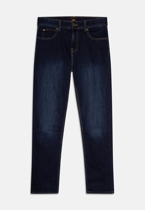 Jean droit bleu foncé avec poches avant et arrière, passants de ceinture et fermeture à bouton, posé à plat sur un fond blanc.