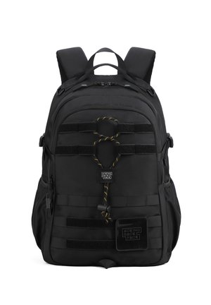 Zaino nero con più cinghie, una superficie texturizzata e cuciture rinforzate. Presenta una tasca frontale con zip e spallacci regolabili e imbottiti.