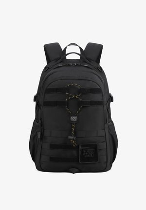 Zwarte rugzak met meerdere riemen, een gestructureerd oppervlak en versterkte stiksels. Heeft een voorzak met rits en verstelbare gevoerde schouderriemen.