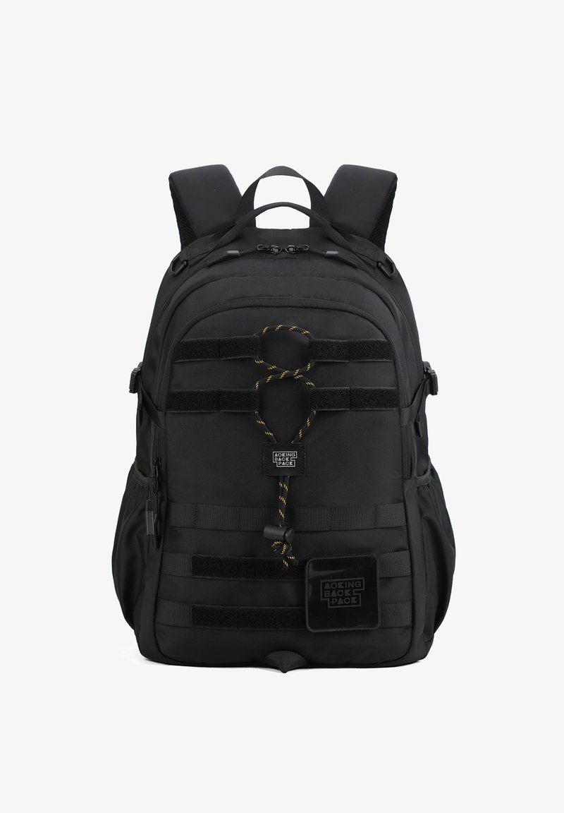 Zaino nero con più cinghie, una superficie texturizzata e cuciture rinforzate. Presenta una tasca frontale con zip e spallacci regolabili e imbottiti.