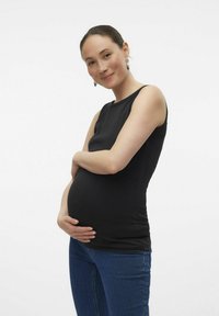 Top de maternidad negro, ajustado, con escote redondo y diseño sin mangas, combinado con vaqueros azules, llevado por una persona con una barriga visible.