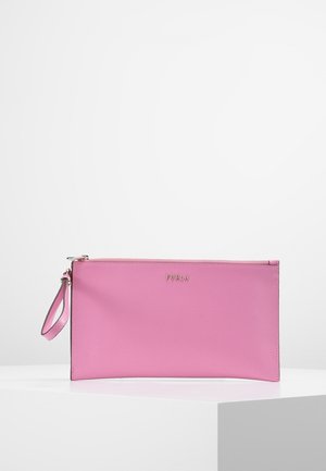 Rechthoekige roze leren clutch met polsriem en zilveren rits, Furla-logo gecentreerd aan de voorkant.