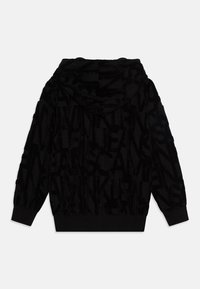 Felpa nera con cappuccio in tessuto peluche, caratterizzata da un motivo di testo ripetuto. I polsini e l'orlo sono di un nero uniformi. Il design è casual e rilassato.