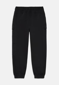 Pantalones cargo negros con cintura y puños elásticos, que cuentan con bolsillos laterales con solapa y un ajuste de pierna recta.