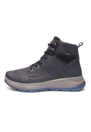 Dunkelgrauer Sneaker-Boot mit hohem Schaft, grauer Sohle, Metallösen, Gore-Tex-Etikett und gepolstertem Schaft mit Zuglasche an der Ferse.