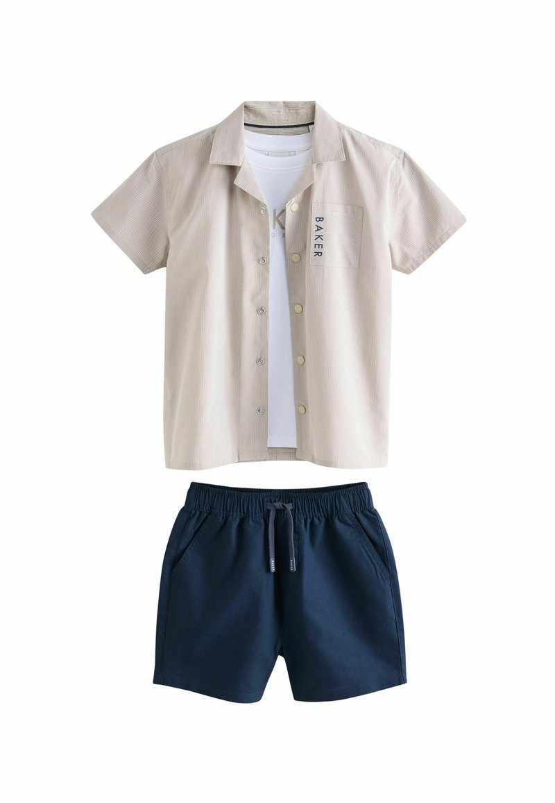 Kurzarm, beige gestreiftes Hemd mit Knöpfen, einer Brusttasche und dem Text "BAKER"; kombiniert mit marineblauen Shorts mit elastischem Bund und Taschen.