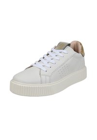 Sneaker in pelle bianca con suola in gomma piatta, punta rotonda e lacci bianchi. Presenta dettagli metallici dorati sul tallone e un pannello posteriore testurizzato.