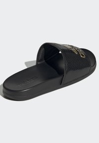adidas Performance ADILETTE COMFORT - Kummikingad - core black/gold metallic