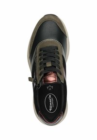 Adidași negri și verde măsliniu cu superior din piele și textil, vârf rotunjit, sistem de închidere cu șireturi și detaliu din bronz pe limbă.