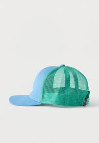 Μπλε και πράσινο δίχτυ καπέλο τύπου τρακτέρ με κυρτή γείσο και ρυθμιζόμενο κούμπωμα snapback σε λευκό φόντο.