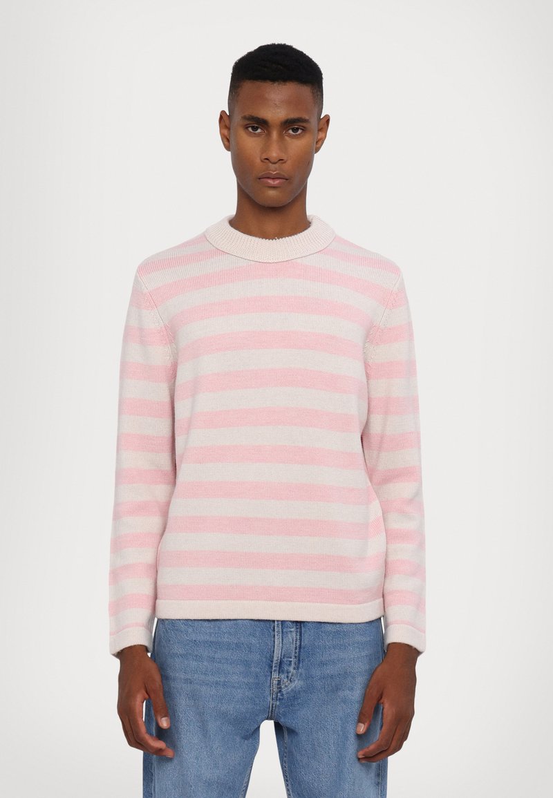 Pull en maille léger rayé rose clair et crème, avec un col rond et des manches longues, offrant une coupe décontractée.