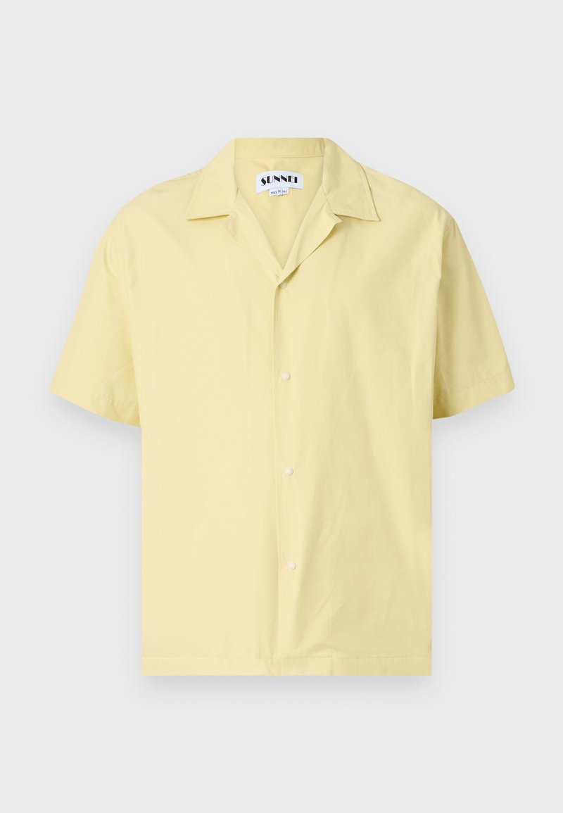 Short-sleeve yellow shirt made of cotton. Features a camp collar, front buttons, and a relaxed shape. Smooth texture and solid color.
