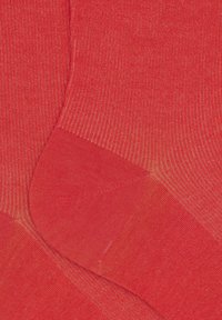 Calze di cotone rosse con un design a coste, texture liscia e sezioni rinforzate sulle punte e sui talloni.
