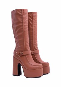 Stivali alti fino al ginocchio in finta pelle marrone con una spessa piattaforma e tacco a blocco, caratterizzati da una cintura decorativa con un anello in metallo.