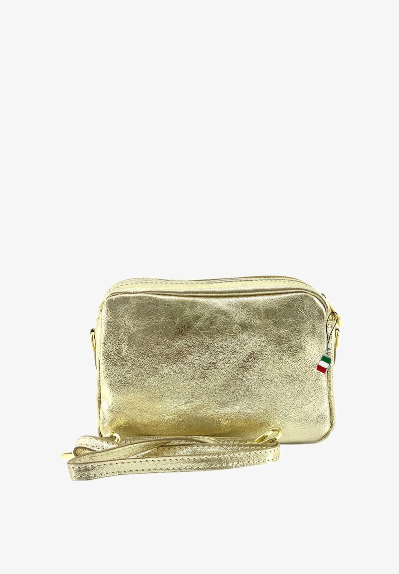 Gouden metallic leren crossbodytas met een ritssluiting, verstelbare schouderband en een klein Italiaans vlagdetail aan de zijkant. Compact rechthoekige vorm.
