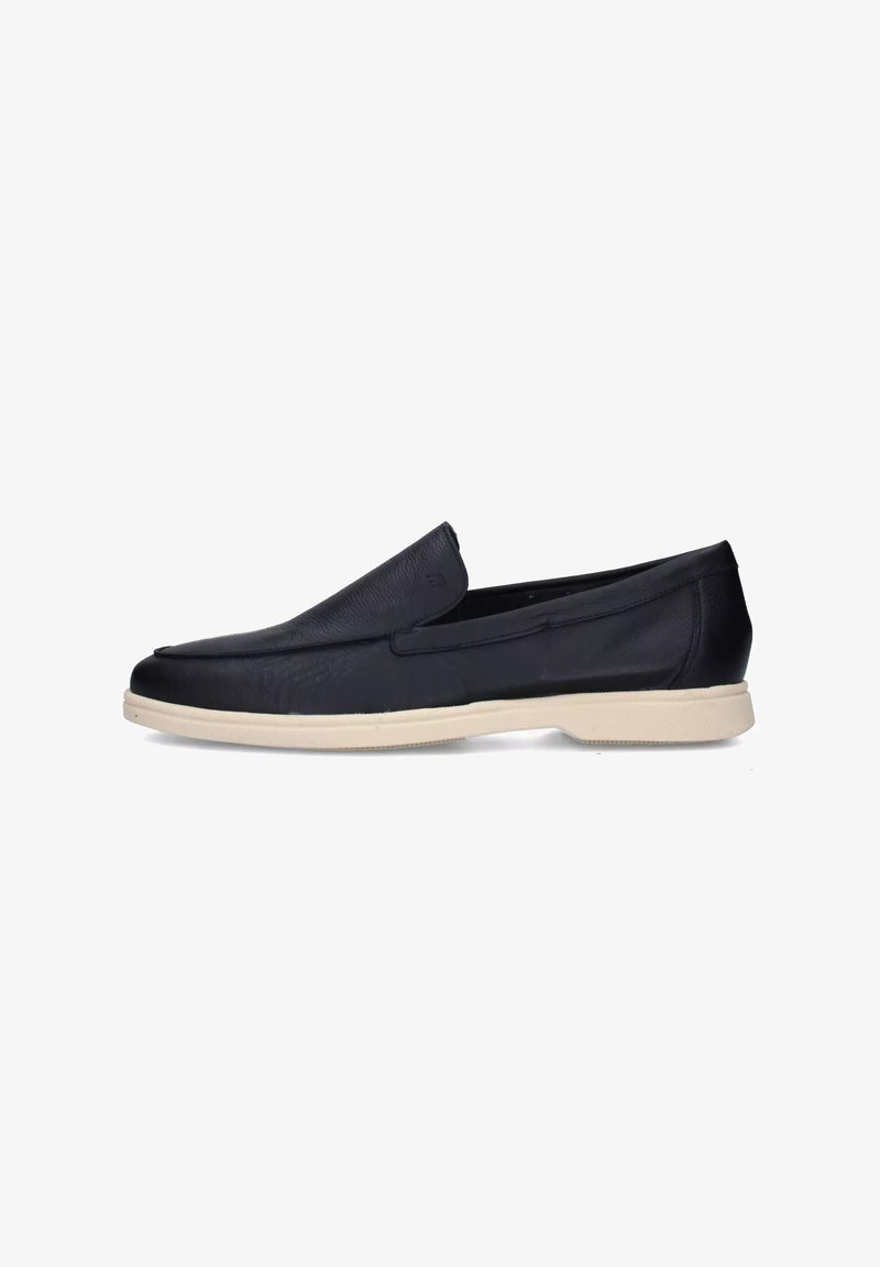 Scarpa slip-on nera in pelle con profilo basso, tomaia strutturata e suola beige a contrasto. Dettagli delle cuciture lungo i lati.