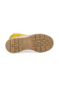 Gul vandtæt støvle med en tekstureret gummisål, der har et zigzag-mønster; letvægtig, med polstret design for komfort.