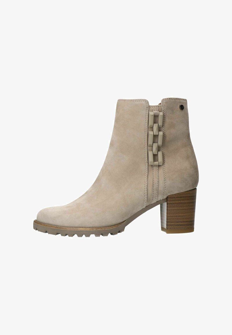 Beige Wildleder-Ankle-Boot mit einem dicken Absatz, ausgestattet mit einem dekorativen geometrischen Paneel an der Seite und einer Gummisohle für besseren Halt.