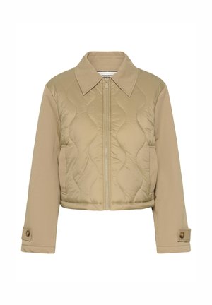 Veste courte beige matelassée avec un grand col, une fermeture éclair frontale et des poignets à boutons. Présente une texture lisse et un design contemporain.