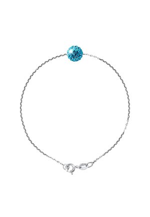 Bracelet en chaîne argentée avec un cabochon en cristal bleu rond en son centre. Le fermoir est de type homard, avec un motif délicat et texturé.